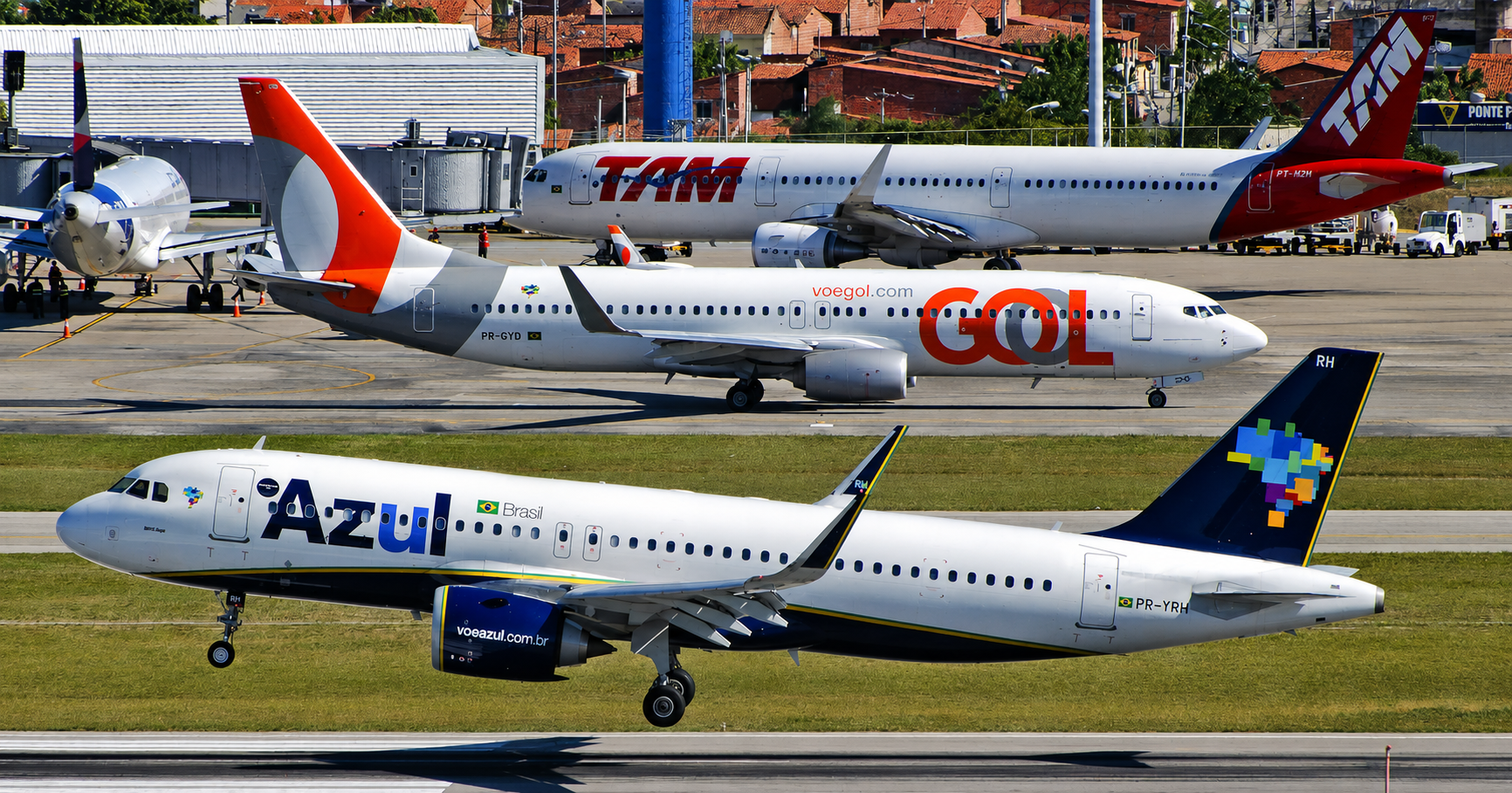 Aeronaves de diferentes companhias aéreas em um aeroporto brasileiro